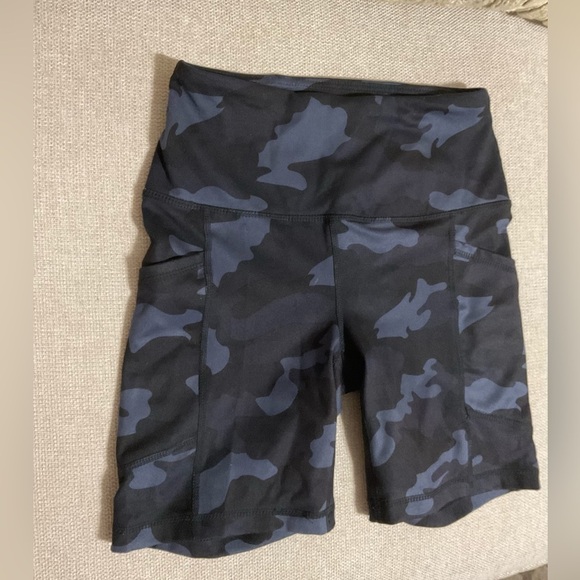 Yogalicious High Waist Squat Proof Side Pocket Shorts - Picture 2 of 9